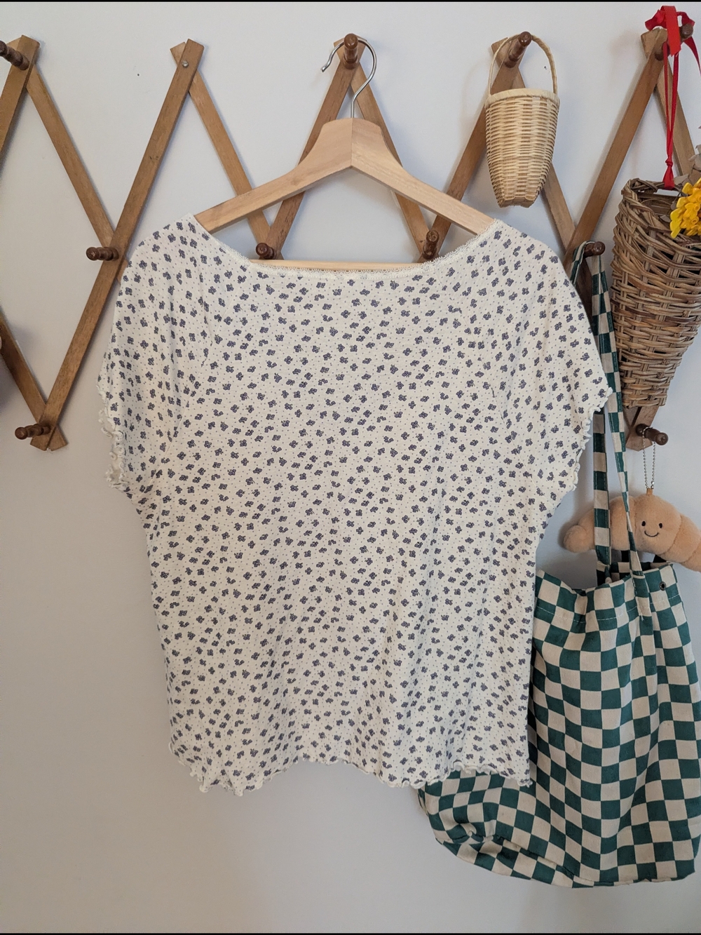 Levi's Floral Tee - Picture 7 of 7